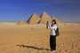 Turista tirando foto nas Grandes Pirâmides de Gizé