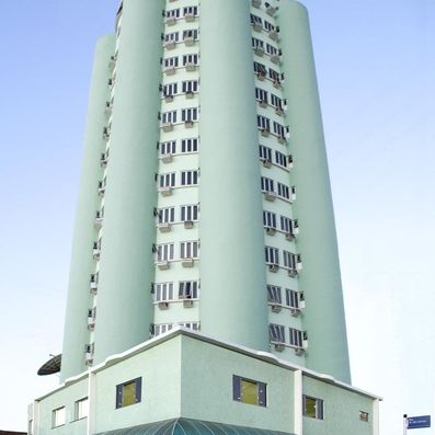 Quarto (frigobar e entrada do banheiro): imagen de Tower Franca Hotel -  Tripadvisor