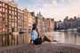 Turista apreciando os canais de Amsterdam