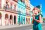 Menina tomando sorvete em popular ponto turistico de Havana