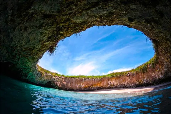 Linda vista de uma caverna com águas azuis cristalinas em Tulum, México