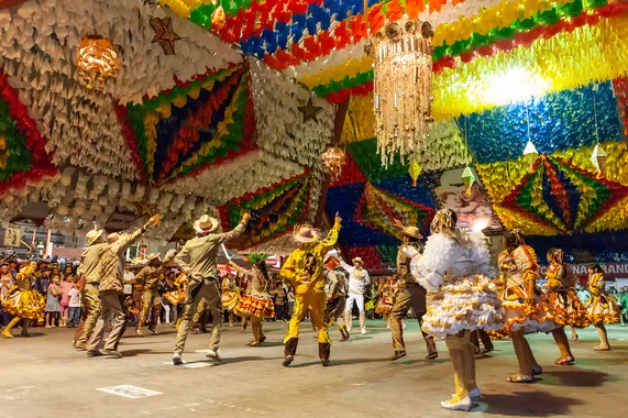 Dançarinos caracterizados no maior São João do Mundo, em Campina Grande