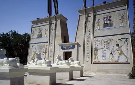 Entrada al pueblo faraónico