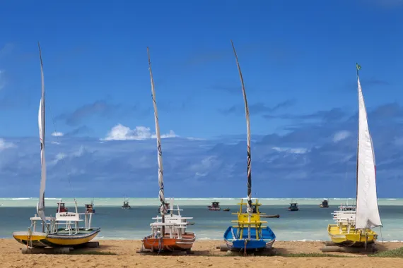 Barcos coloridos na praia de Maceió