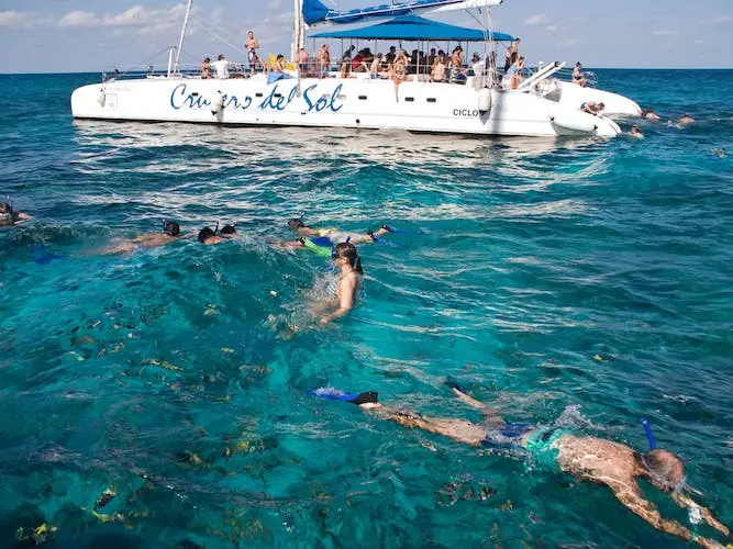 Cruzeiro de catamarã Cayo Blanco com encontro com golfinhos - Varadero |  Hurb