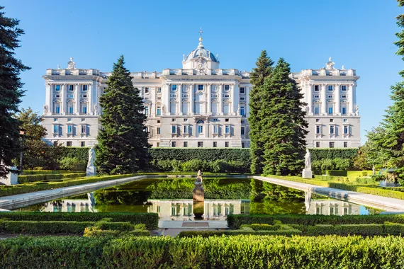 Palácio Real em Madrid, Espanha vista a partir dos jardins sabatini